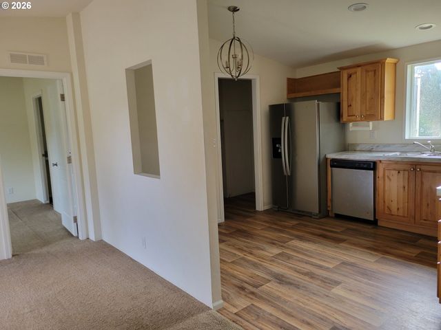 303 13TH St Sw, Bandon, OR 97411