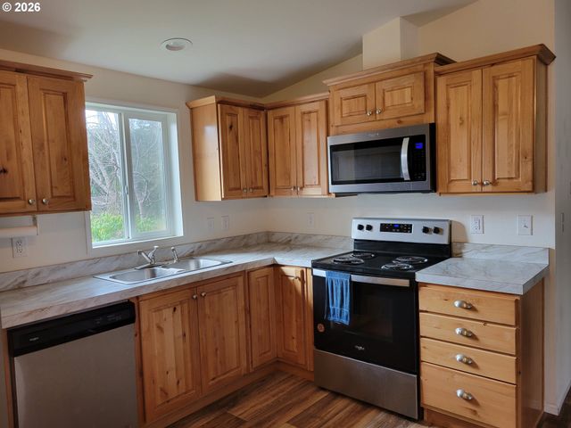 303 13TH St Sw, Bandon, OR 97411