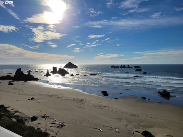 303 13TH St Sw, Bandon, OR 97411