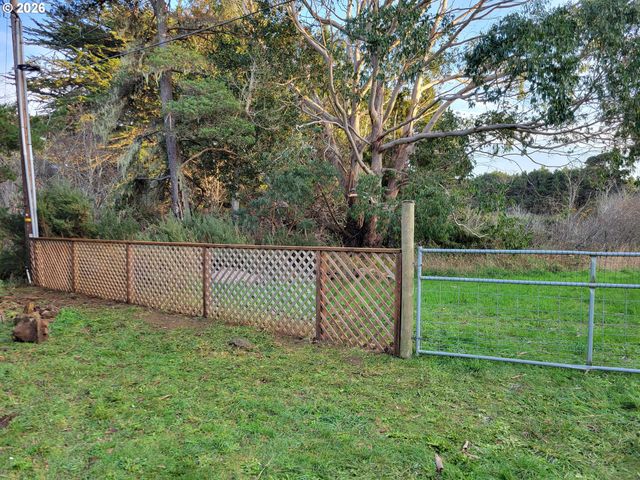 303 13TH St Sw, Bandon, OR 97411