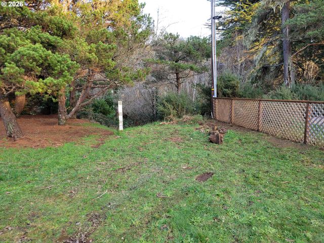 303 13TH St Sw, Bandon, OR 97411