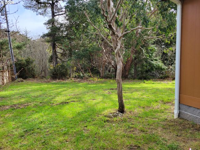 303 13TH St Sw, Bandon, OR 97411