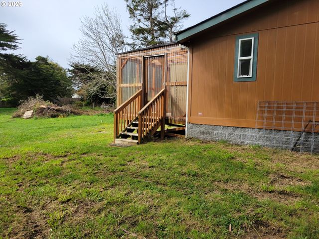 303 13TH St Sw, Bandon, OR 97411