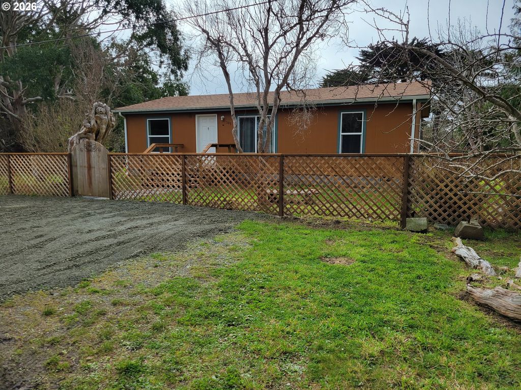 303 13TH St Sw, Bandon, OR 97411