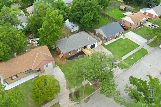 1833 S Parkwood Ln, Wichita, KS 67218