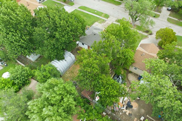 1833 S Parkwood Ln, Wichita, KS 67218