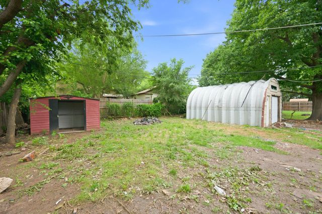 1833 S Parkwood Ln, Wichita, KS 67218