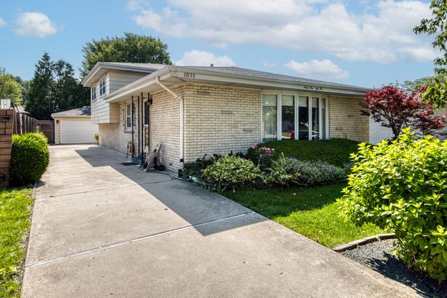 6955 N Dowagiac Avenue, Chicago, IL 60646