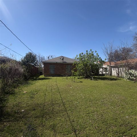 2420 Seevers Avenue, Dallas, TX 75216