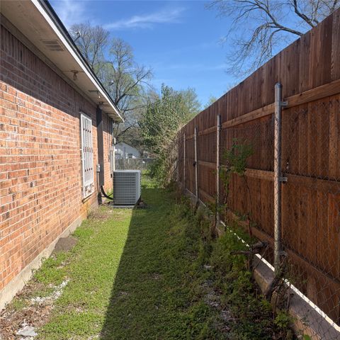 2420 Seevers Avenue, Dallas, TX 75216