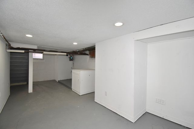 34 Castle St, Springfield, MA 01118