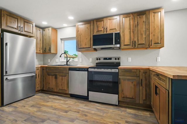 510 E DAKOTA, Pierre, SD 57501