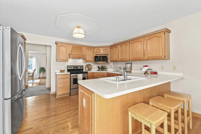 11625 W Sunset LANE, Greenfield, WI 53228