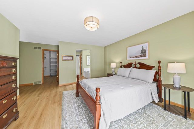 11625 W Sunset LANE, Greenfield, WI 53228