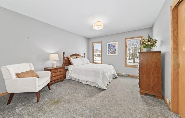 11625 W Sunset LANE, Greenfield, WI 53228