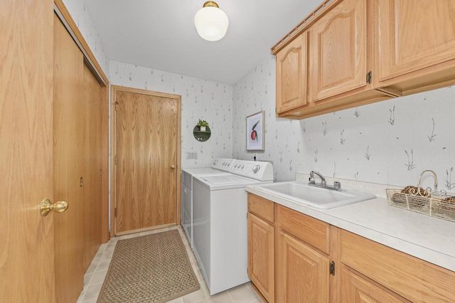 11625 W Sunset LANE, Greenfield, WI 53228