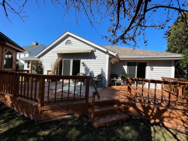 11625 W Sunset LANE, Greenfield, WI 53228