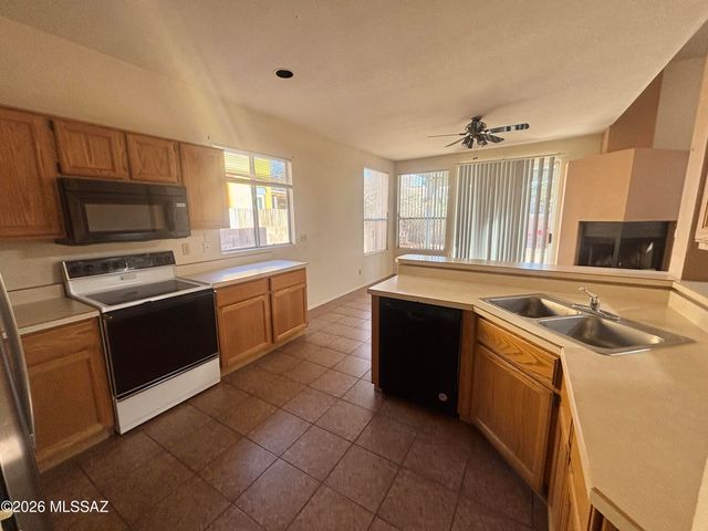 2570 N Dos Hombres Drive, Tucson, AZ 85715