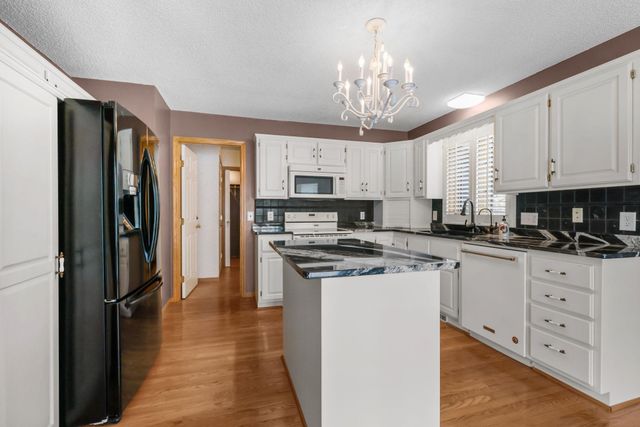 6600 Founders Parkway, Brooklyn Park, MN 55445