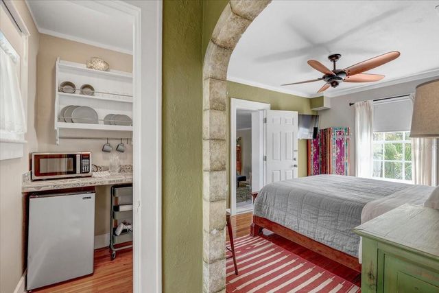 325 49TH STREET N, St Petersburg, FL 33710