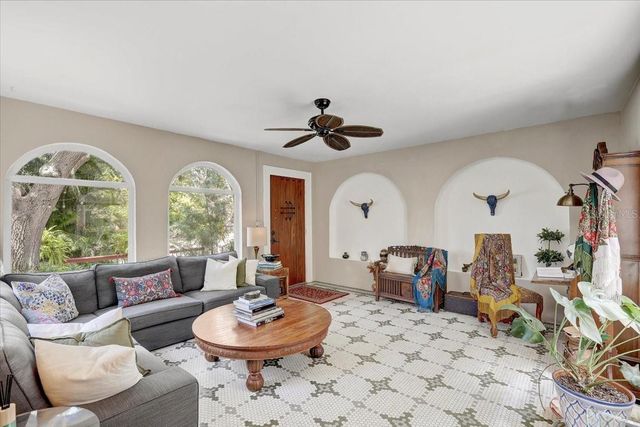 325 49TH STREET N, St Petersburg, FL 33710