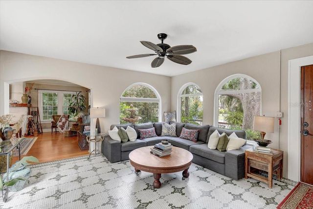 325 49TH STREET N, St Petersburg, FL 33710