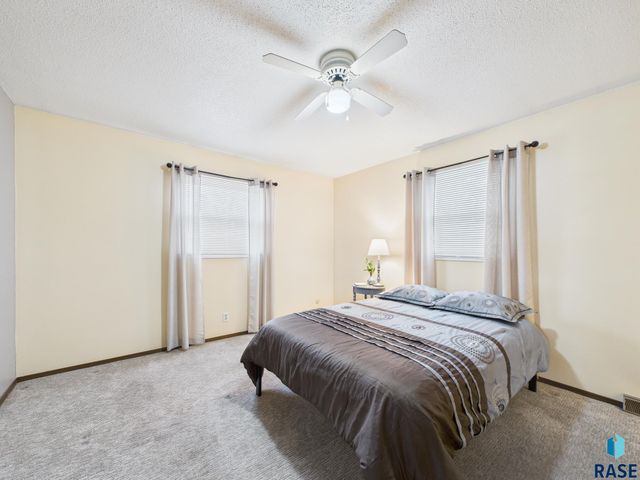 4312 S Ash Grove Ave Avenue, Sioux Falls, SD 57103