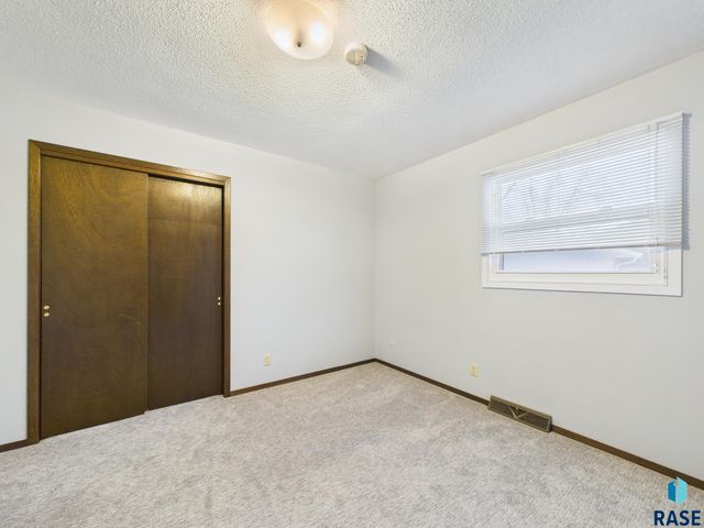 4312 S Ash Grove Ave Avenue, Sioux Falls, SD 57103