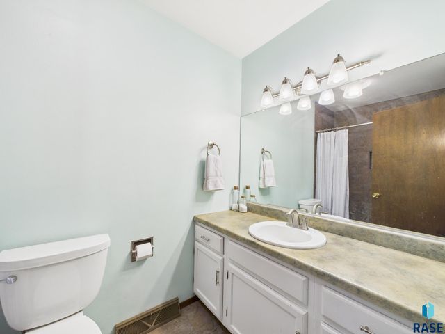 4312 S Ash Grove Ave Avenue, Sioux Falls, SD 57103