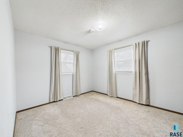 4312 S Ash Grove Ave Avenue, Sioux Falls, SD 57103