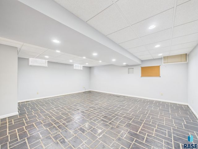 4312 S Ash Grove Ave Avenue, Sioux Falls, SD 57103