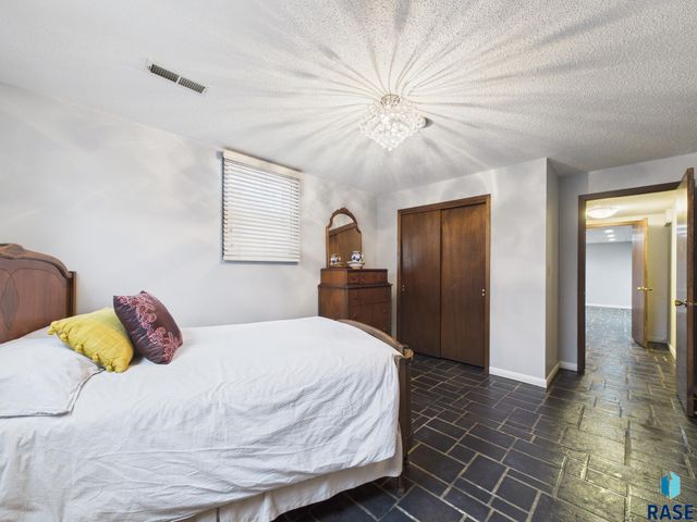 4312 S Ash Grove Ave Avenue, Sioux Falls, SD 57103