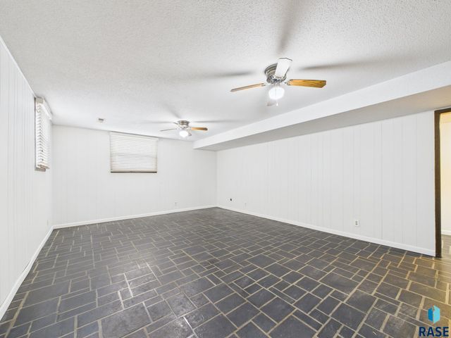 4312 S Ash Grove Ave Avenue, Sioux Falls, SD 57103