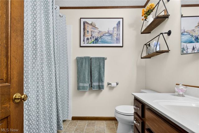 324 Old Oak Drive, Cortland, OH 44410