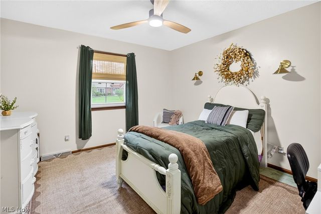 324 Old Oak Drive, Cortland, OH 44410