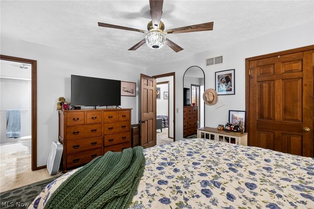 324 Old Oak Drive, Cortland, OH 44410