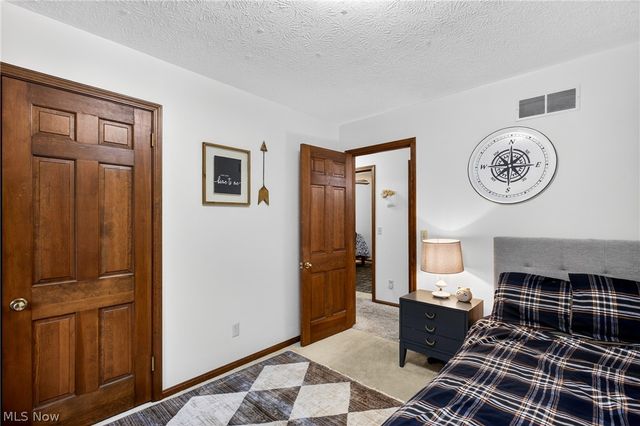 324 Old Oak Drive, Cortland, OH 44410