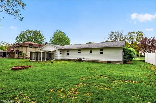 324 Old Oak Drive, Cortland, OH 44410
