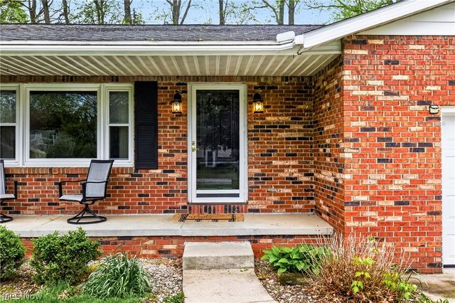 324 Old Oak Drive, Cortland, OH 44410