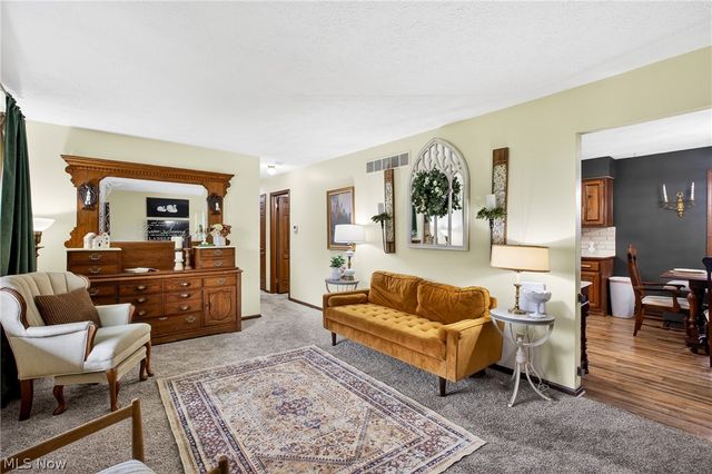 324 Old Oak Drive, Cortland, OH 44410