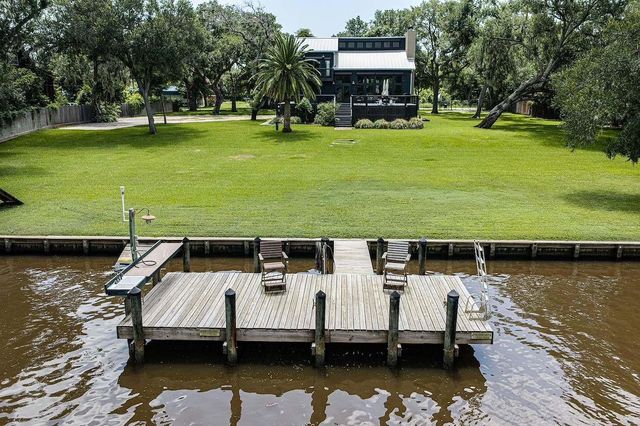 1056 County Road 297 Circle, Sargent, TX 77414