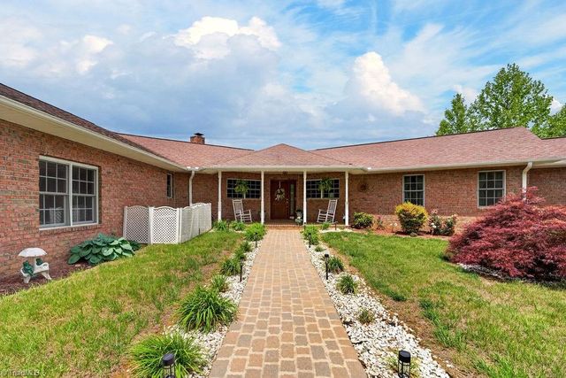 1102 Bear Creek Lane, Pinnacle, NC 27043