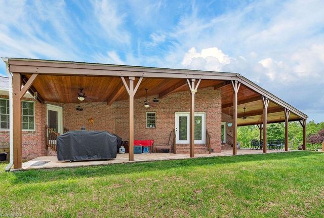 1102 Bear Creek Lane, Pinnacle, NC 27043