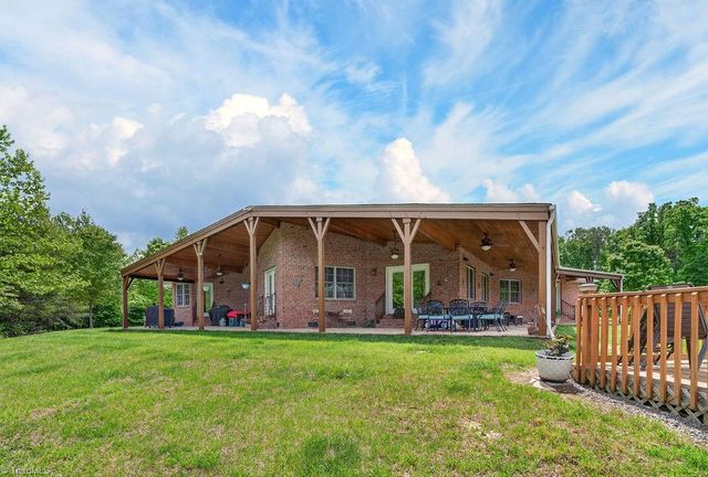 1102 Bear Creek Lane, Pinnacle, NC 27043