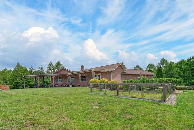 1102 Bear Creek Lane, Pinnacle, NC 27043