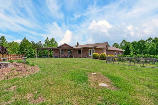 1102 Bear Creek Lane, Pinnacle, NC 27043