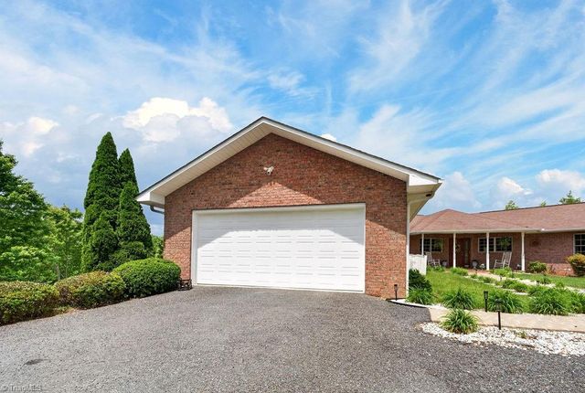 1102 Bear Creek Lane, Pinnacle, NC 27043