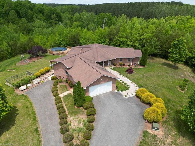 1102 Bear Creek Lane, Pinnacle, NC 27043