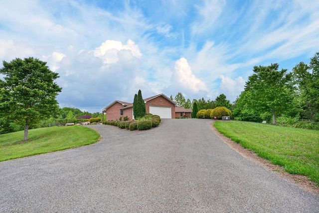 1102 Bear Creek Lane, Pinnacle, NC 27043