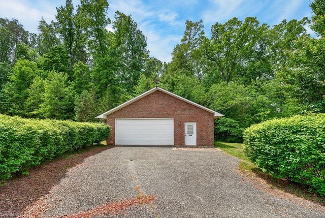 1102 Bear Creek Lane, Pinnacle, NC 27043